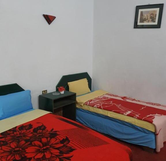 اتاق استاندارد چهارنفره با سرویس بهداشتی مشترک, African House Hostel