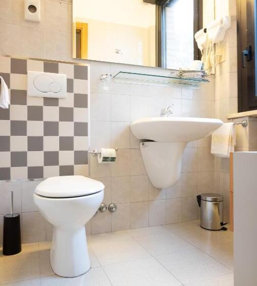 Chambre Triple Standard, Ai Tufi