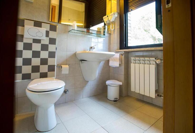 Chambre Triple Standard, Ai Tufi