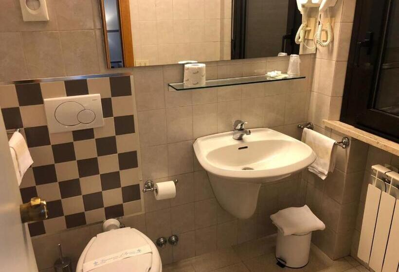 Chambre Triple Standard, Ai Tufi