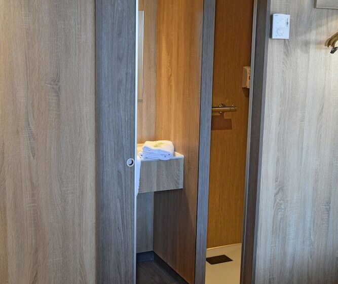 标准三人间, The Originals Access Aéroport, Hôtel Aurillac