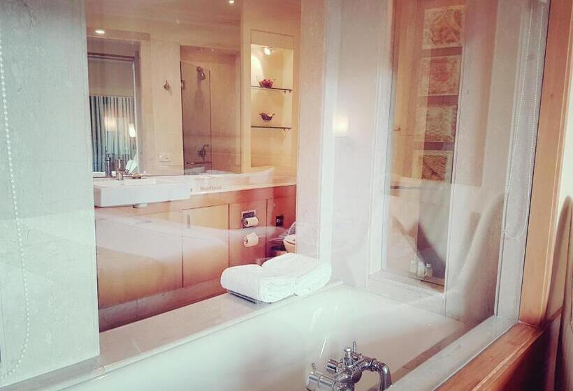 اتاق پرمیوم, The Palms Town & Country Club   Resort