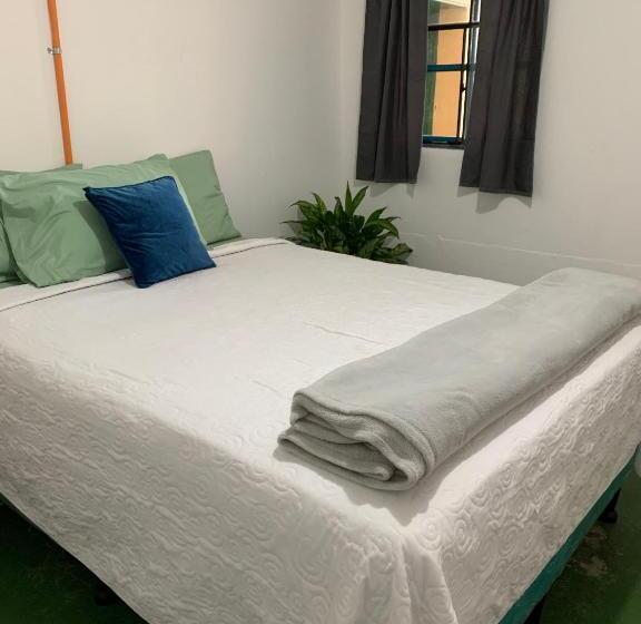 اتاق استاندارد با سرویس بهداشتی مشترک, Chirris Hostel