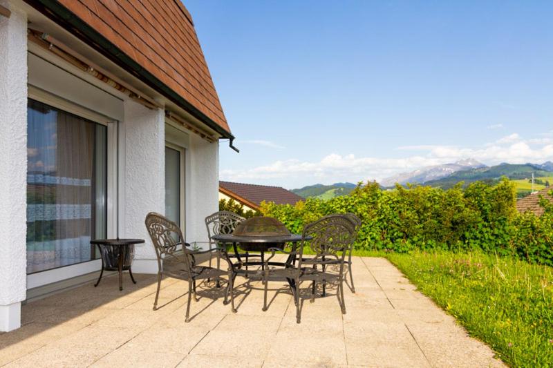 דירת חדר בקומת קרקע, Swiss Views