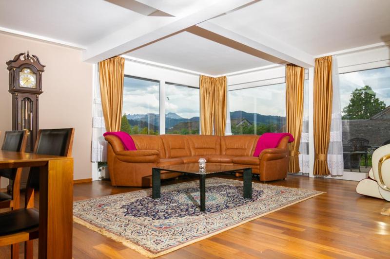 דירת חדר בקומת קרקע, Swiss Views