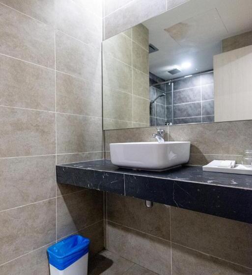 스탠다드 스튜디오 킹침대, The Aru Hotel At Aru Suites