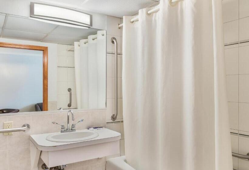 适合残疾人士使用的带超级大床的标准间, America S Best Value Inn & Suites/hyannis