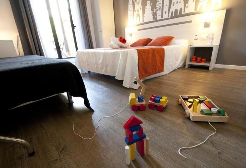 Superior Room with Terrace, Hostal Live Barcelona