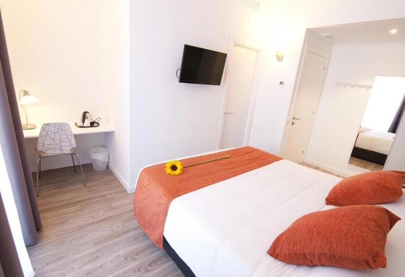 Superior Room with Terrace, Hostal Live Barcelona