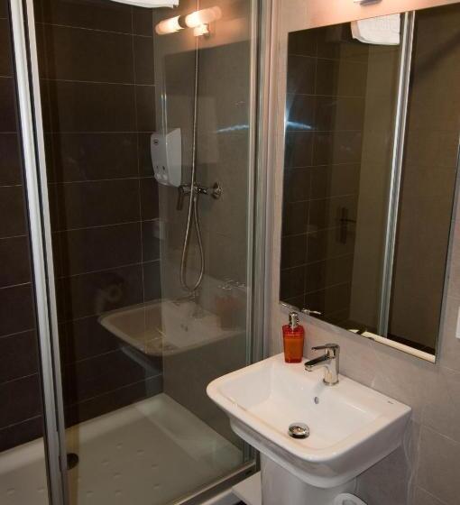 Superior Room with Terrace, Hostal Live Barcelona
