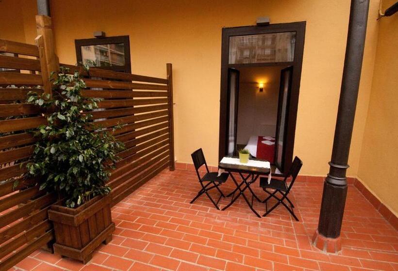 Superior Room with Terrace, Hostal Live Barcelona