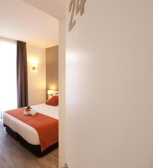 Superior Room with Terrace, Hostal Live Barcelona