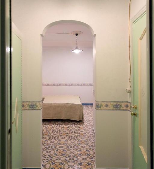 اتاق ساده سه‌ نفره, Fico D India Relais