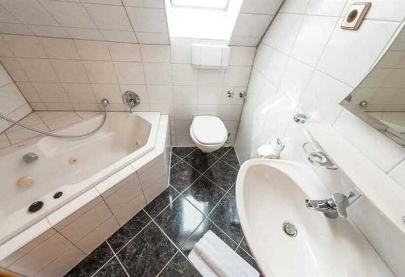 Номер Стандарт Трехместный, Jauch S Löwen Hotel Restaurant