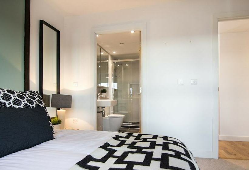 2침실 펜트하우스 아파트, The Penthouse At Hewitt