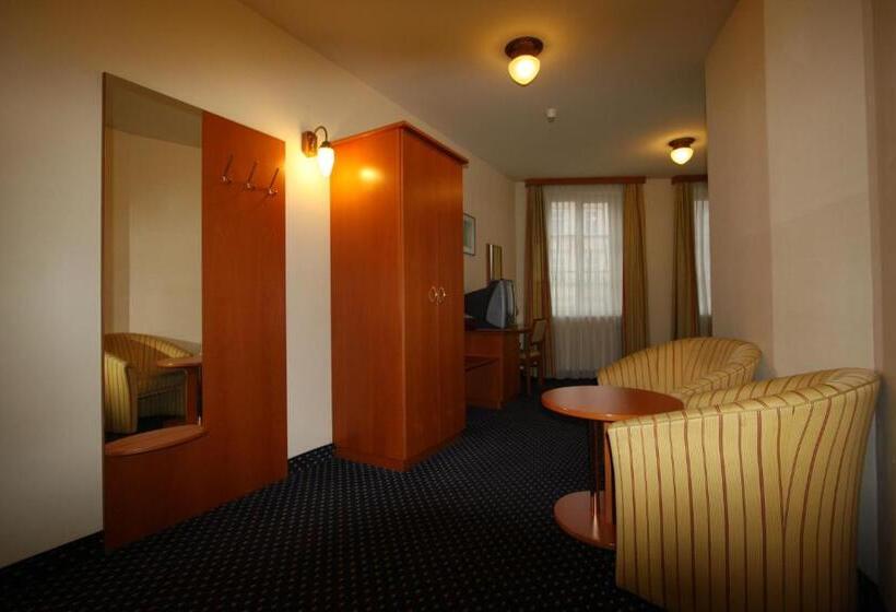 스탠다드 스튜디오, Suite Hotel 900 M Zur Oper