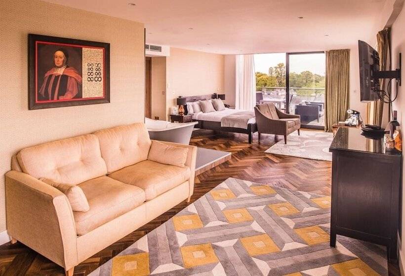 Люкс Сеньор, The Varsity Hotel & Spa