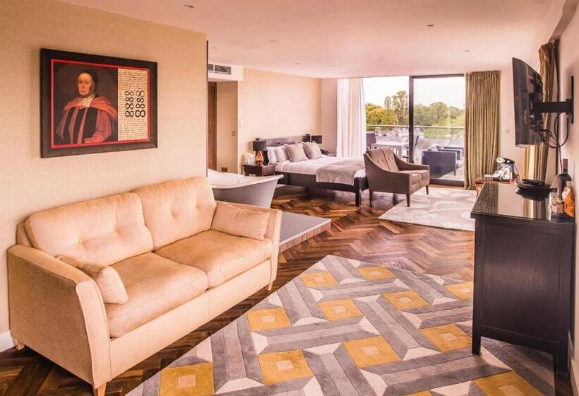 Люкс Сеньор, The Varsity Hotel & Spa