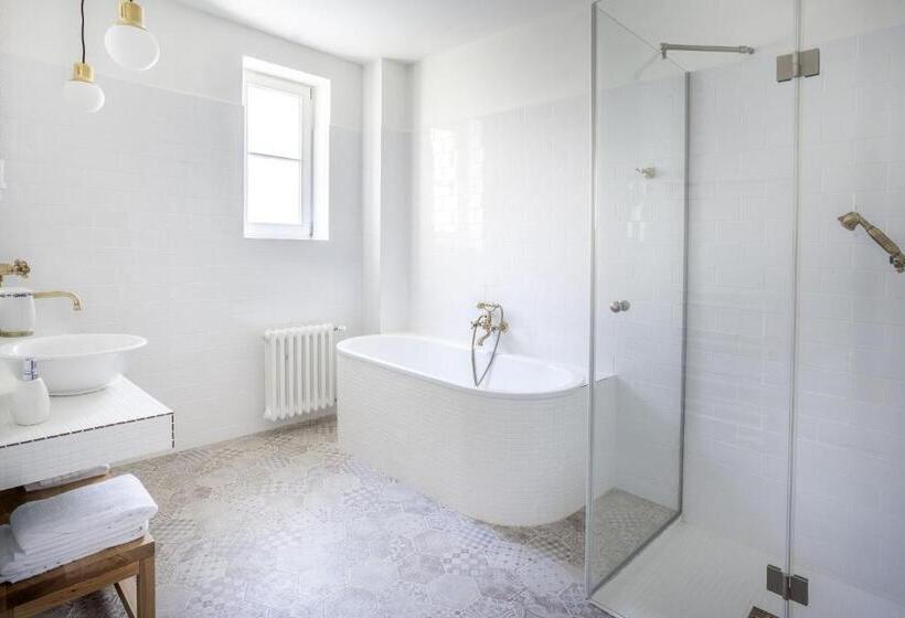 Quarto Superior, At The Golden Scissors
