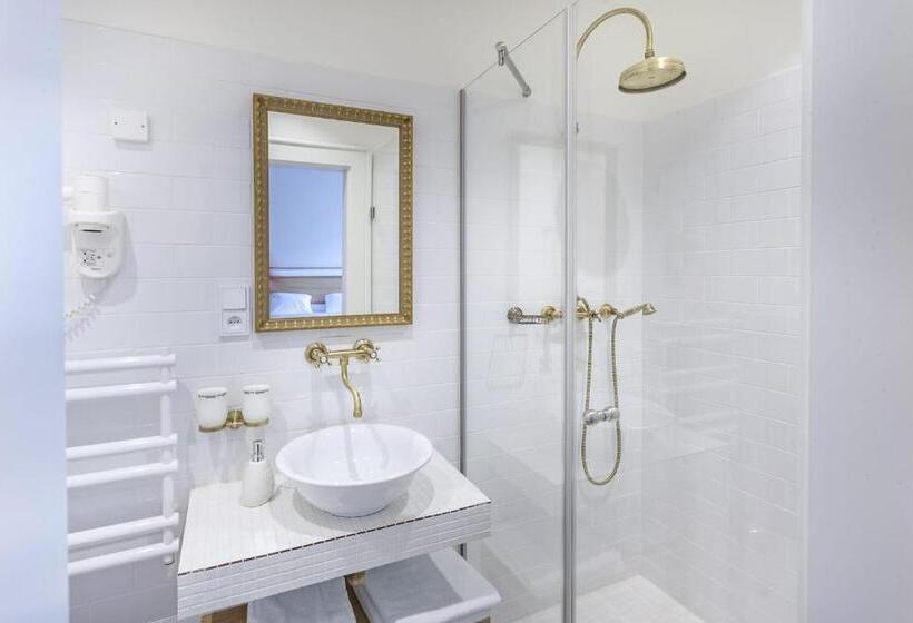 Quarto Superior, At The Golden Scissors
