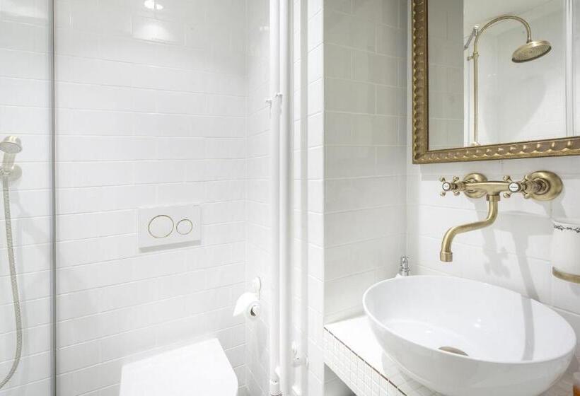 Quarto Estandar, At The Golden Scissors