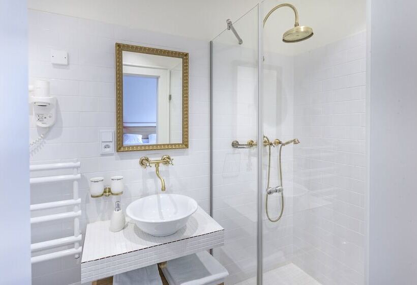 Quarto Superior, At The Golden Scissors