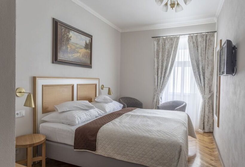 Quarto Estandar, At The Golden Scissors