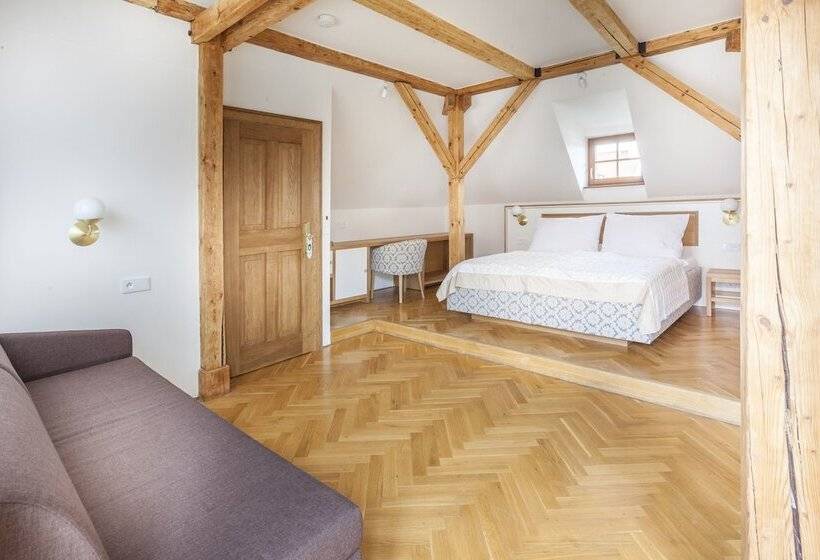 Quarto Deluxe, At The Golden Scissors