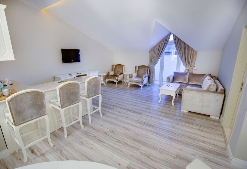 Президентский Люкс, The Pinehill Hotel & Suites