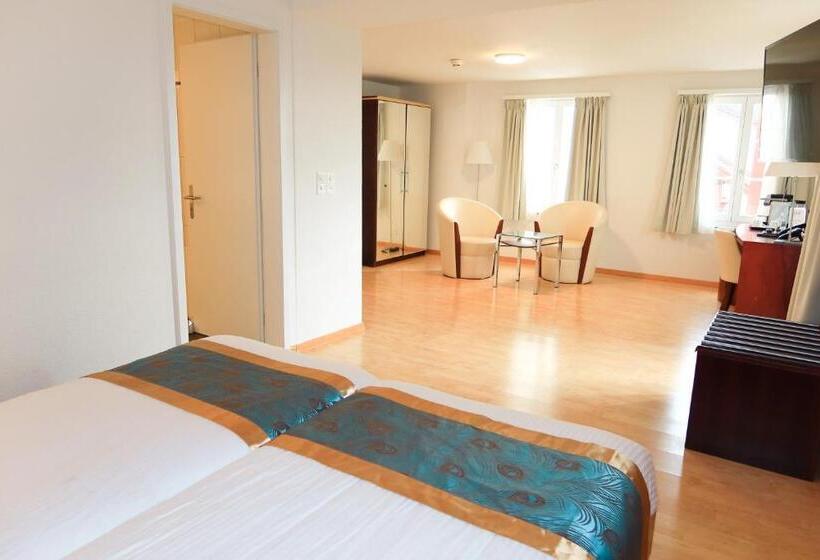 Люкс с Балконом, Swiss Hotel La Couronne