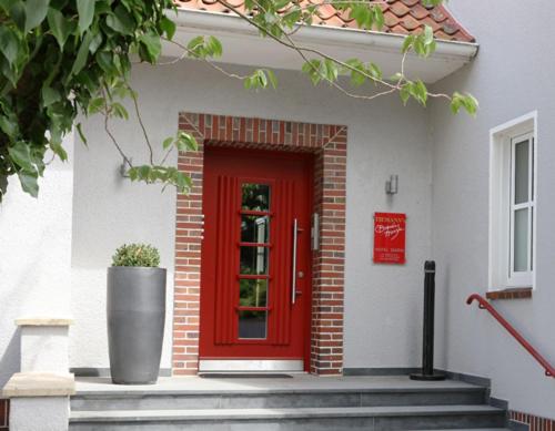 Номер Стандарт, Tiemanns Boardinghouse