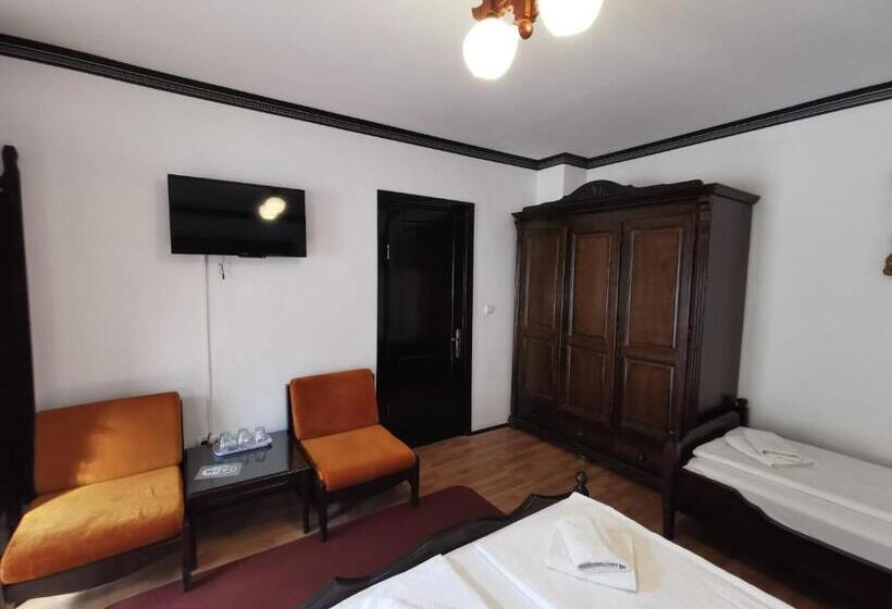 Трехместный Номер Стандарт с Балконом, Casa Cu Cerdac