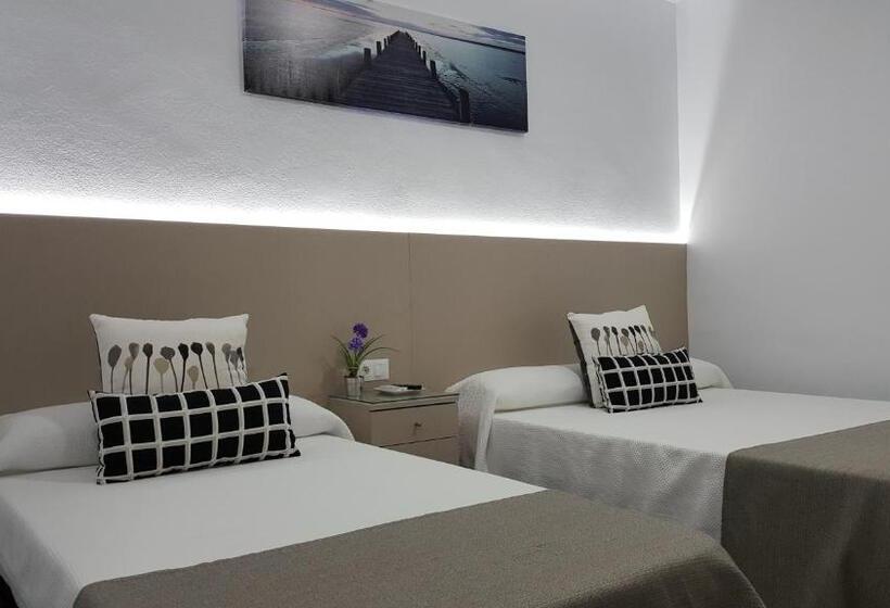 Habitación Triple Estándar con Balcón, Pensión Mastil 16