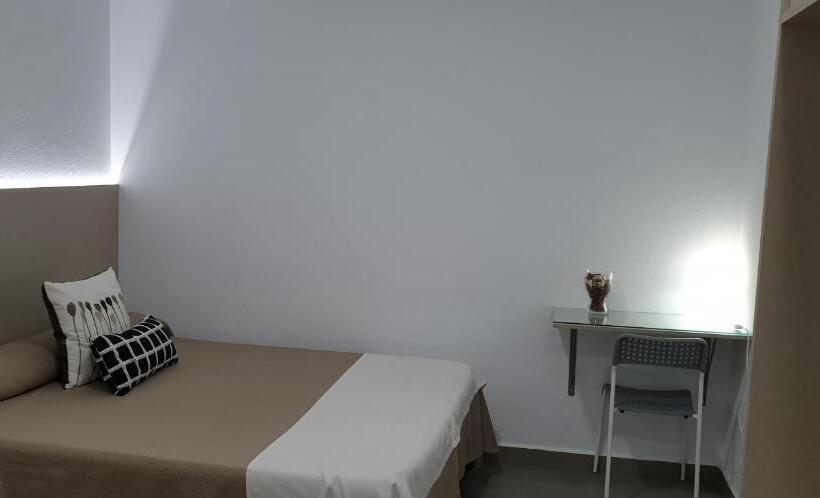 Habitación Triple Estándar, Pensión Mastil 16