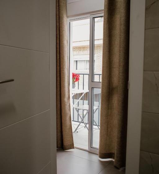 Habitación Triple Estándar con Balcón, Pensión Mastil 16