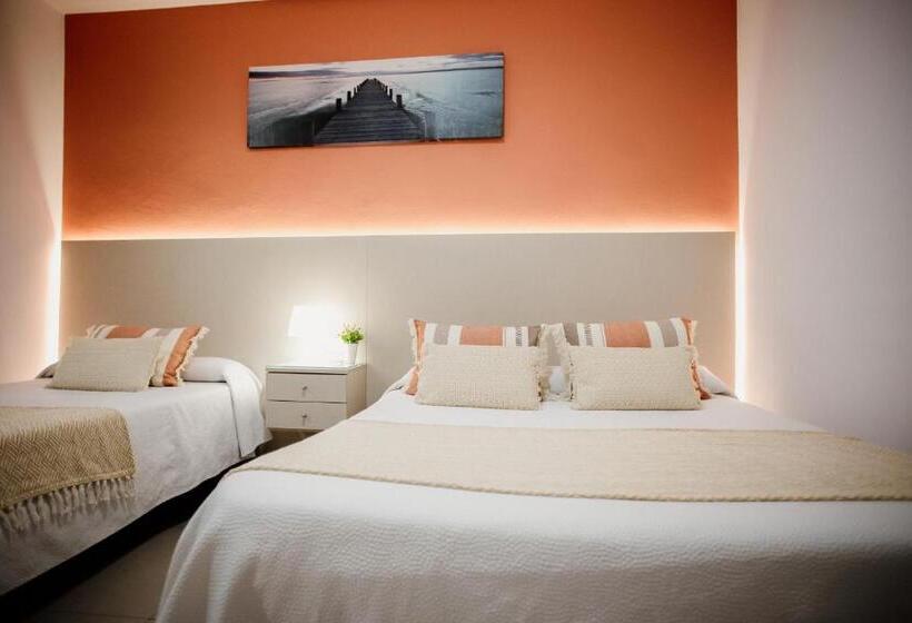 Habitación Triple Estándar con Balcón, Pensión Mastil 16