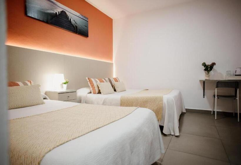 Habitación Triple Estándar con Balcón, Pensión Mastil 16