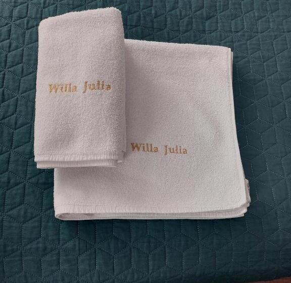 اتاق راحتی سه تخته, Willa Julia