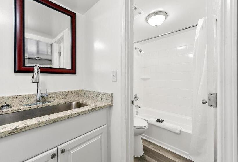 اتاق لوکس با تخت بزرگ, Budgetel Inn And Suites