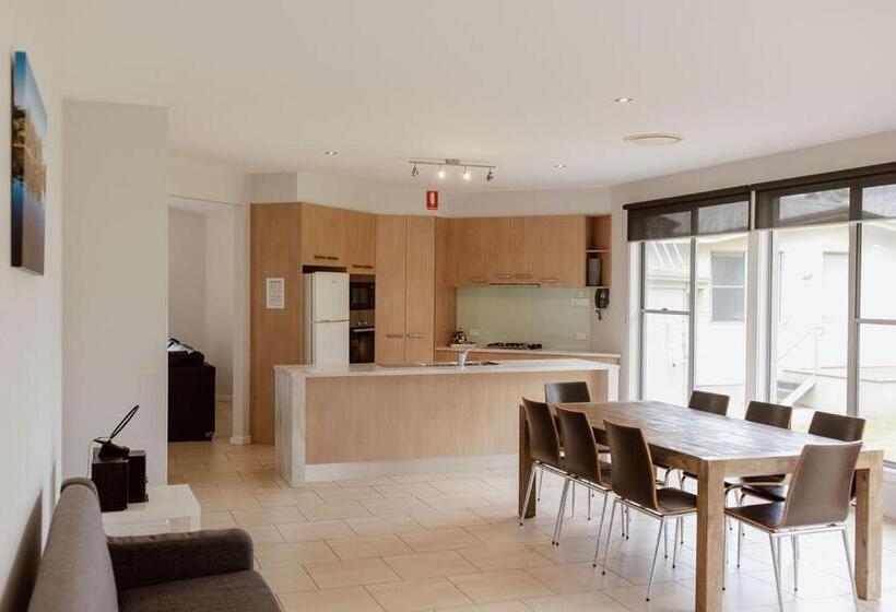 Вилла Deluxe 3 Спальни, Tindarra Resort