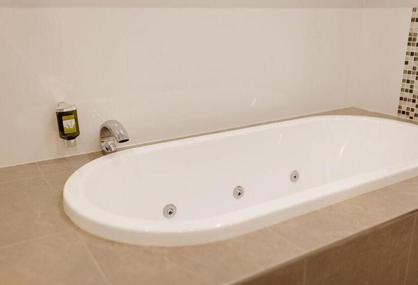 Вилла 2 Спальни, Tindarra Resort