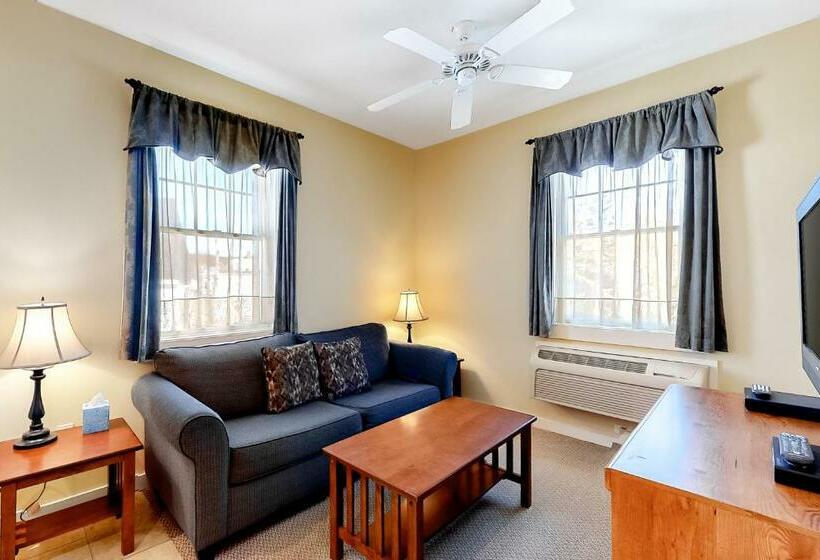 Люкс Кровать Кинг, The Colonels Suites