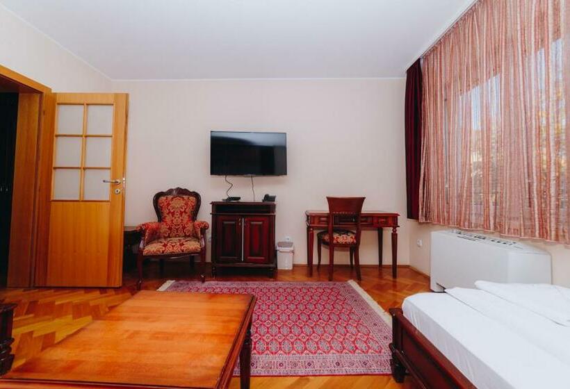اتاق لوکس, Madison Kragujevac