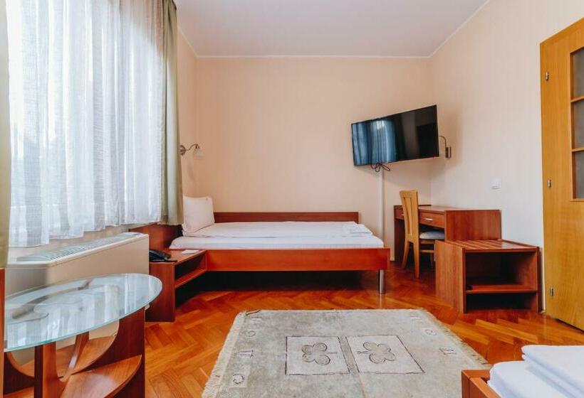 اتاق استاندارد سه نفره, Madison Kragujevac