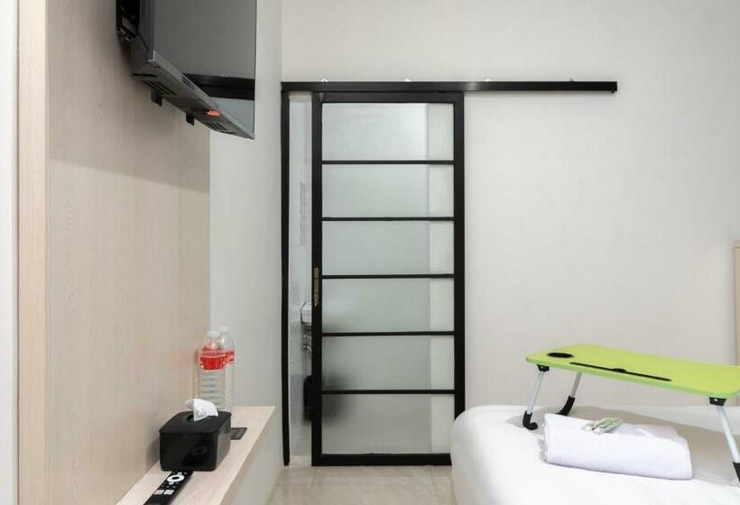 اتاق سوپریور, Urbanview Hotel Bizhome Artha Gading Boulevard By Reddoorz