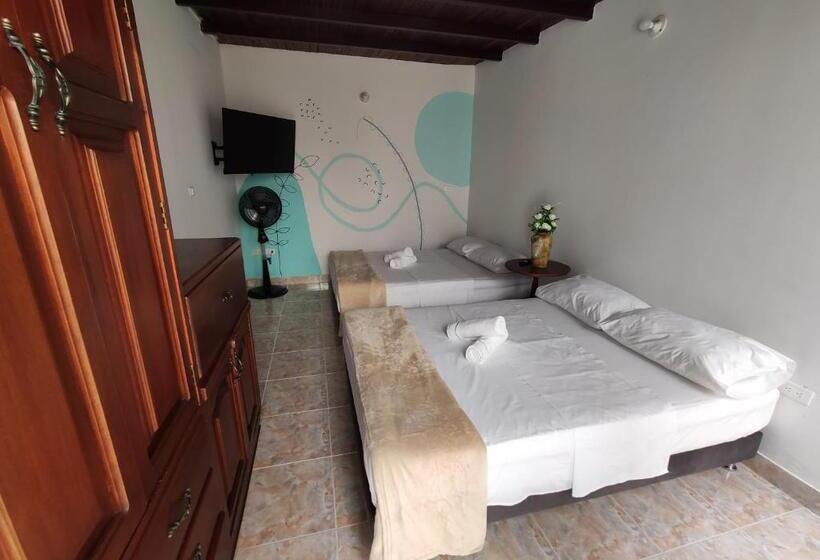 Четырехместный Номер Стандарт, Hostal Colors
