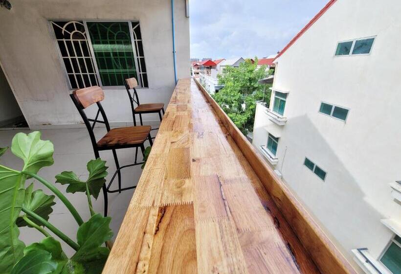 Номер Стандарт с Балконом, Yana House Phnom Penh