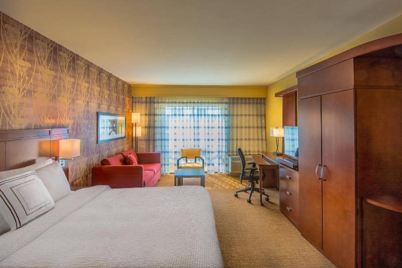带大床的套房, Courtyard By Marriott Charleston Downtown/civic Center