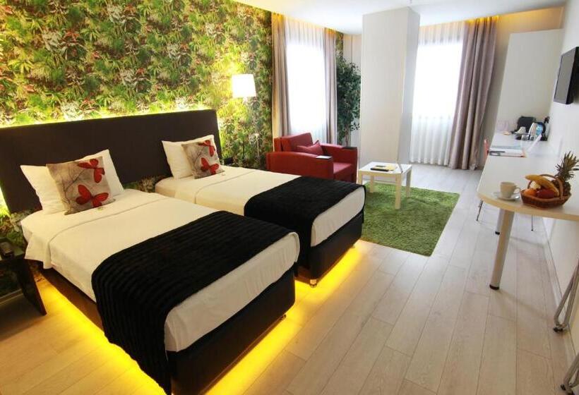 آپارتمان یک خوابه با دری مشترک که هال را جدا می کند., Tempo Fair Suites