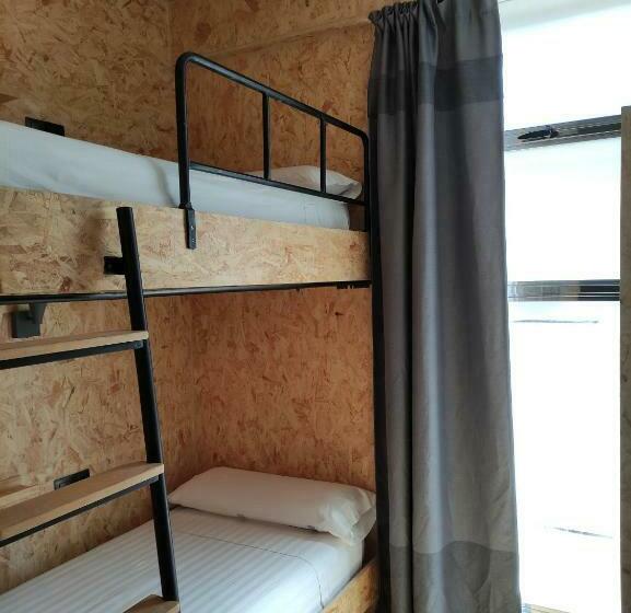 Camera Standard, Welcome Hostel